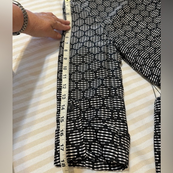Peck & Peck Black and White Geometric Pattern Front Tie 3/4 Sleeve Jacket NWT - Picture 8 of 10